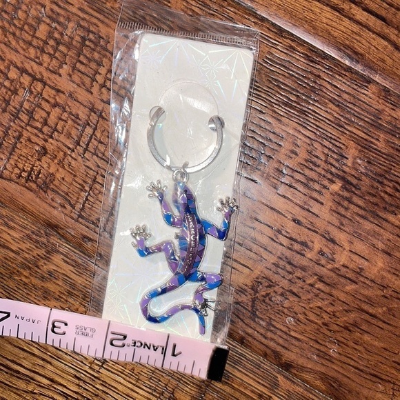 Barcelona Purple Lizard Souvenir Keychain - Picture 5 of 5